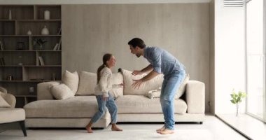 Küçük baba ve küçük kız, oturma odasında dans etmekten zevk alıyorlar.