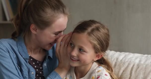 Rolig liten dotter leka med unga mamma dela hemligheter rykten — Stockvideo