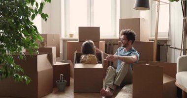 Küçük kız kutudan fırlıyor ve babaya beş veriyor.