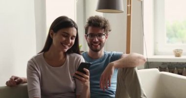 Milenyum çifti akıllı telefon ekranında elektronik katalog sayfalarını okutuyor