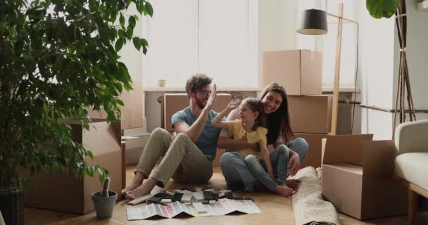 Boldog házaspár gyermekes részt felújítás remodeling haza — Stock videók