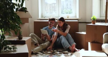 İlham verici evli çiftler kendi dairelerinde tadilat yaparlar.