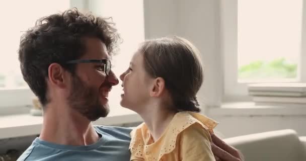 Uczuciowy dzieciak dziewczynka przytula się z ukochanym tatusiem dotykając nosów — Wideo stockowe