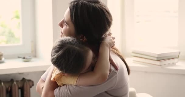 Tenero giovane mamma piccola età prescolare figlia coccole baci abbracci — Video Stock