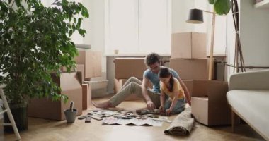 Genç baba evde tadilat yapıyor. Kızıyla fayans seçiyor.