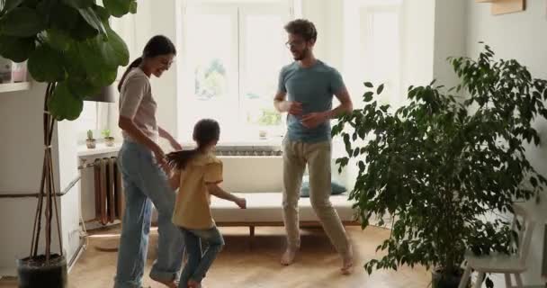 Paar mit Kind tanzt am Wochenende im Wohnzimmer — Stockvideo