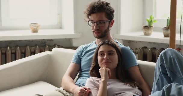 Sbližování pár v lásce odpočinek na pohovce naplánovat život spolu — Stock video