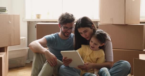 Familie bestellt Transport, um Kisten mit Sachen per Pad zu liefern — Stockvideo