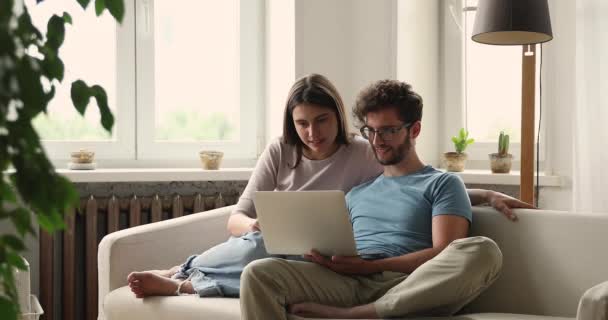 Älskar ung fru titta på man spelar dataspel på bärbar dator — Stockvideo