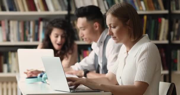 Teen mädchen sitzen am tisch vorbereitung für prüfung mit laptop — Stockvideo