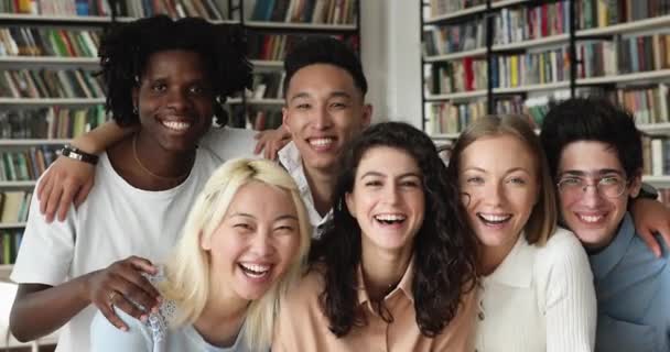 Grupo de jóvenes estudiantes multirraciales de 17 años sonriendo mirando a la cámara — Vídeo de stock
