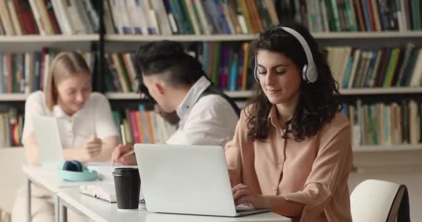 Μαθήτρια κάθεται στο τραπέζι προετοιμασία για εξετάσεις χρησιμοποιώντας υπολογιστή — Αρχείο Βίντεο
