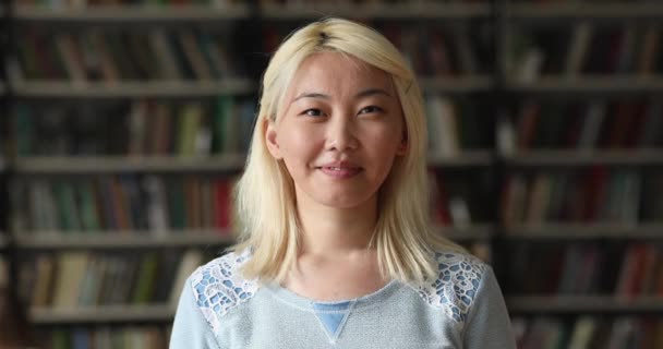 Primer plano retrato de la cabeza de estudiante asiática — Vídeo de stock
