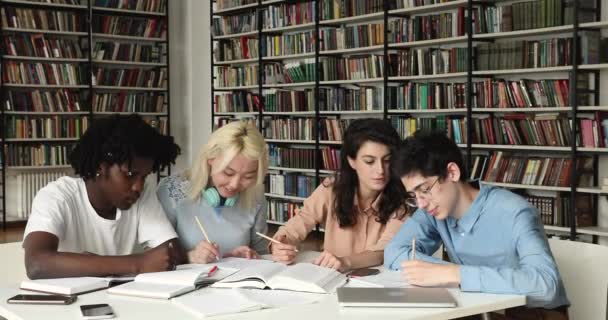 Alunos felizes dando cinco enquanto estudam na biblioteca — Vídeo de Stock