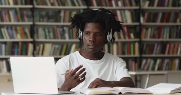 Africano cara estudando, fala com tutor através de videoconferência — Vídeo de Stock