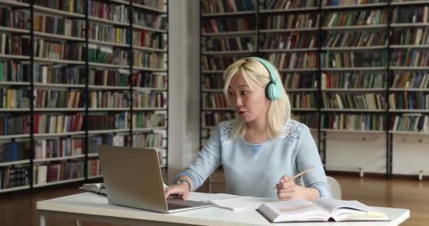 Menina estudante usando laptop fala com professor estudando on-line — Vídeo de Stock