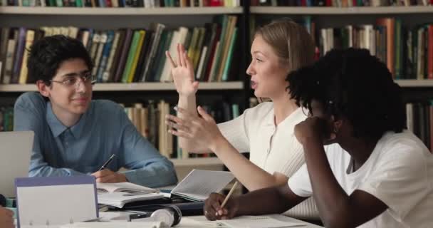 Diverse universitetsstuderende lytter til skolekammerat forbereder sig sammen til eksamener – Stock-video