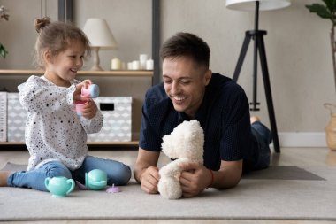 Mutlu gülen baba ve kızı birlikte oynuyorlar.