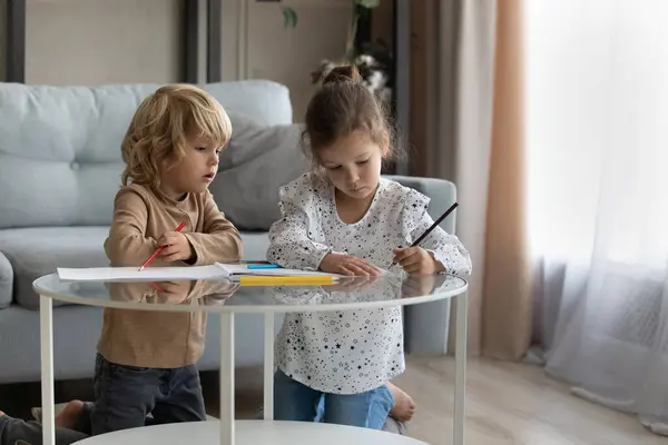 Dois pré-escolares crianças irmãos desenho em lápis para colorir e álbum — Fotografia de Stock