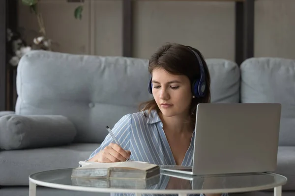 Millennial chica estudiante remota en los auriculares que estudian en casa — Foto de Stock