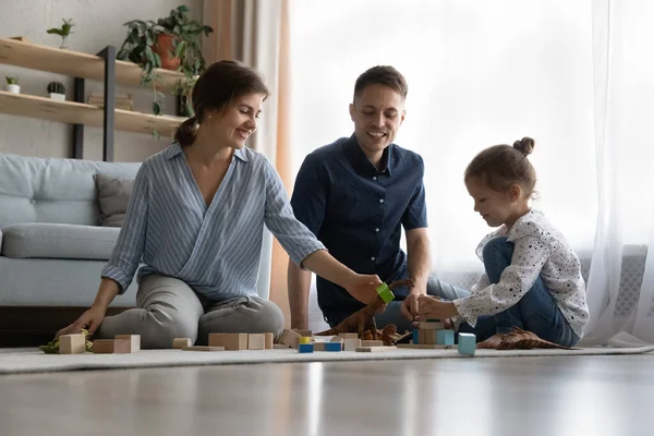Šťastný pár rodičů a dcera dívka hrát s bloky — Stock fotografie