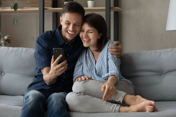 Glückliches, fröhliches Ehepaar spricht per Videotelefon auf dem Smartphone — Stockfoto