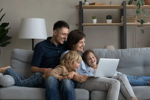 Šťastné radostné rodiny sledování online filmu na notebooku — Stock fotografie