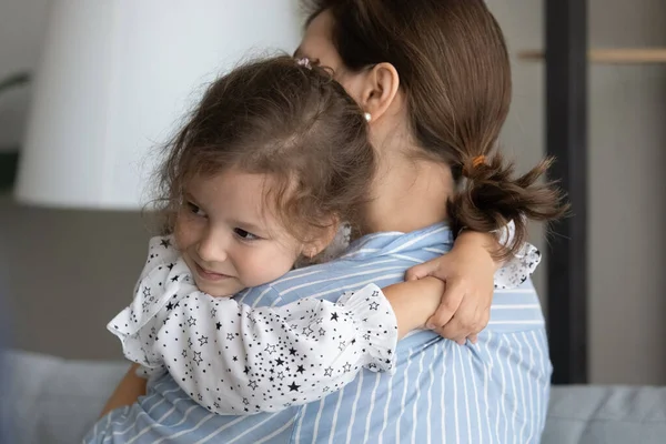 Солодка чарівна маленька дівчинка обіймає маму з любов'ю — стокове фото
