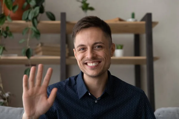 Glad affärsman i ledig gör videosamtal hemifrån — Stockfoto