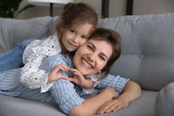 Feliz mãe e filha garoto desfrutando de jogos ativos — Fotografia de Stock