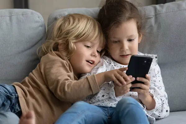 Dos niños en edad preescolar hermano gen Z niños usando aplicación en línea —  Fotos de Stock