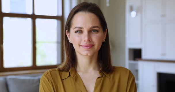Snímek hlavy portrét pozitivní sebevědomé mladé ženy usmívající se na kameru — Stock video