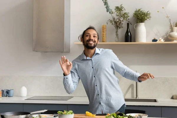 Heureux jeune homme afro-américain danse, cuisine. — Photo