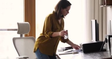 Genç bayan rapordaki hatayı görüyor. Düzeltme yapmak için acele edin.