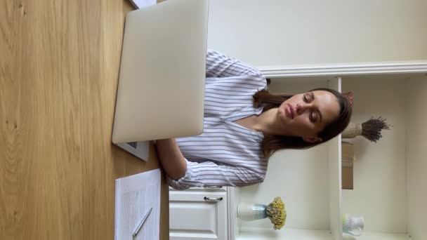 Ανεξάρτητη γυναίκα που εργάζεται στο γραφείο στο σπίτι χρησιμοποιώντας φορητό υπολογιστή — Αρχείο Βίντεο