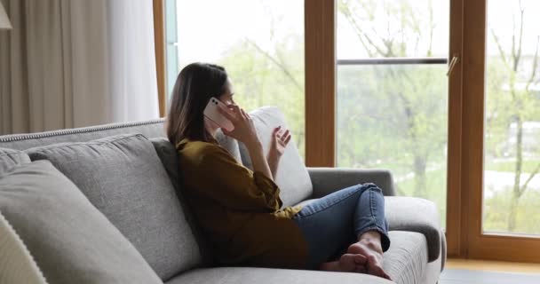 Millennial fêmea falar no smartphone com amigo distante de casa — Vídeo de Stock