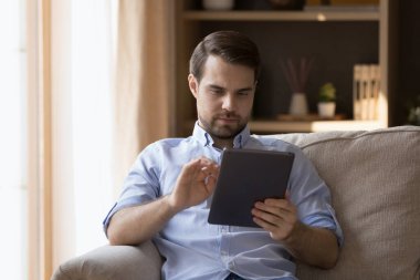 Evdeki tablette uygulamayı kullanan ciddi bir serbest çalışan.