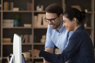 İki farklı çalışanın bilgisayarda buluşması ve monitörü paylaşması.