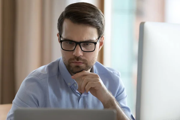 Homme d'affaires professionnel concentré dans les lunettes de travail sur le projet — Photo