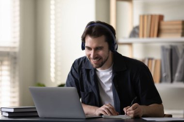 Kulaklıklı mutlu bin yıllık öğrenci sanal webinar öğreniyor.