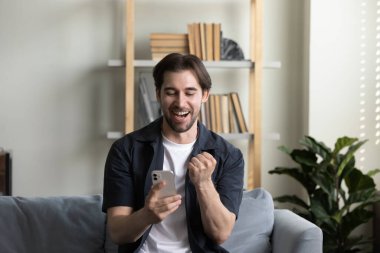 Heyecanlı cep telefonu kullanıcısı mutlu haberler alıyor