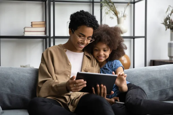 Szczęśliwa rodzina Afroamerykanów korzystających z komputera cyfrowego tablet. — Zdjęcie stockowe