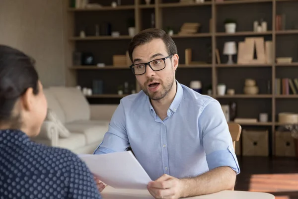 Empleador excitado preguntando candidato de trabajo sobre curriculum vitae — Foto de Stock