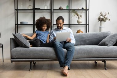 Mutlu Afro-Amerikan ailesi evde bilgisayar kullanıyor..