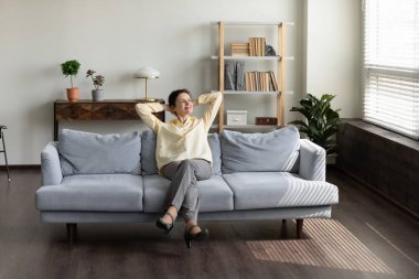 Huzurlu orta yaşlı kadın otobüste dinleniyor.