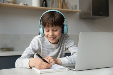 Mutlu küçük çocuk çevrimiçi kurslarda uzaktan çalışıyor..
