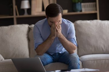 Evrak işlerinden bıkmış genç adam