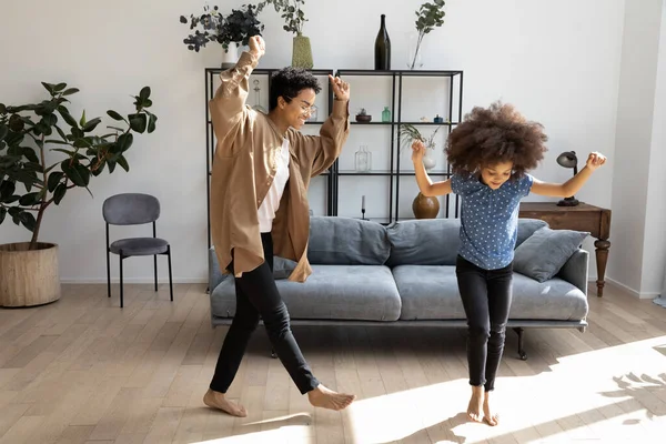 Família afro-americana feliz dançando em casa. — Fotografia de Stock