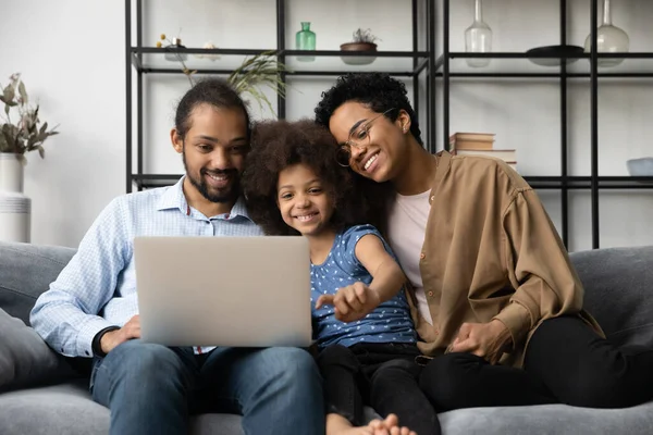 Heureuse famille afro-américaine utilisant un ordinateur à la maison. — Photo