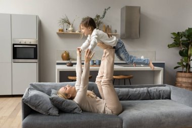 Küçük kız çocuğuyla oynayan mutlu bir anne..